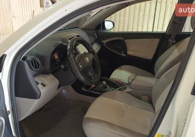 Белый Тойота RAV4 EV, объемом двигателя 0 л и пробегом 172 тыс. км за 11100 $, фото 3 на Automoto.ua