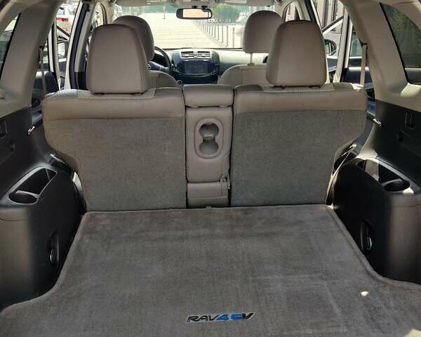 Белый Тойота RAV4 EV, объемом двигателя 0 л и пробегом 180 тыс. км за 10000 $, фото 5 на Automoto.ua