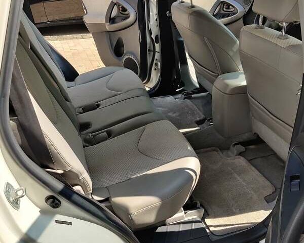 Белый Тойота RAV4 EV, объемом двигателя 0 л и пробегом 180 тыс. км за 10000 $, фото 6 на Automoto.ua