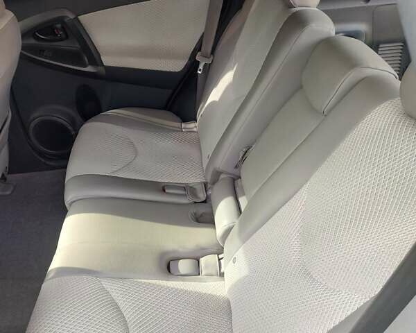 Білий Тойота RAV4 EV, об'ємом двигуна 0 л та пробігом 180 тис. км за 11700 $, фото 35 на Automoto.ua