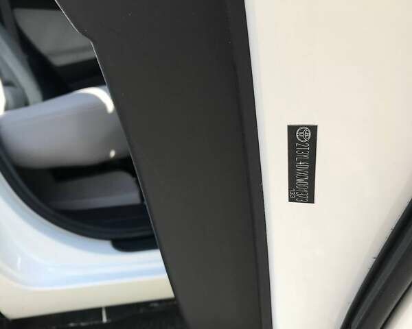 Белый Тойота RAV4 EV, объемом двигателя 0 л и пробегом 146 тыс. км за 10800 $, фото 8 на Automoto.ua
