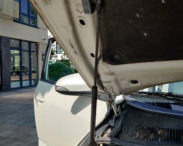 Белый Тойота RAV4 EV, объемом двигателя 0 л и пробегом 180 тыс. км за 10000 $, фото 13 на Automoto.ua