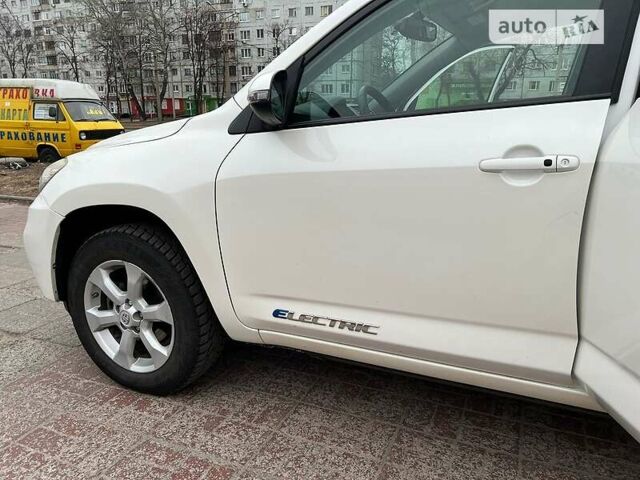 Білий Тойота RAV4 EV, об'ємом двигуна 0 л та пробігом 147 тис. км за 13900 $, фото 10 на Automoto.ua