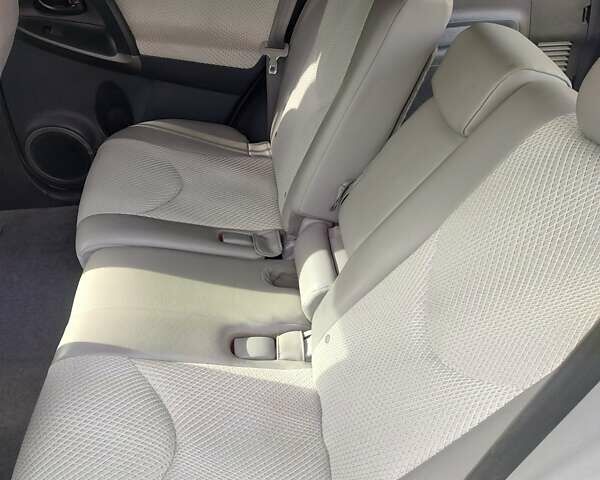 Білий Тойота RAV4 EV, об'ємом двигуна 0 л та пробігом 180 тис. км за 11700 $, фото 33 на Automoto.ua