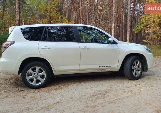 Белый Тойота RAV4 EV, объемом двигателя 0 л и пробегом 172 тыс. км за 11100 $, фото 7 на Automoto.ua