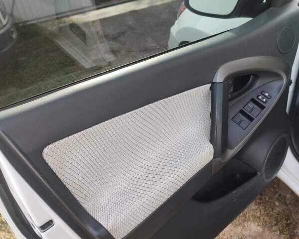 Білий Тойота RAV4 EV, об'ємом двигуна 0 л та пробігом 180 тис. км за 11700 $, фото 48 на Automoto.ua