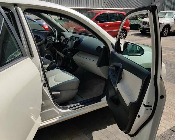 Белый Тойота RAV4 EV, объемом двигателя 0 л и пробегом 180 тыс. км за 10000 $, фото 7 на Automoto.ua