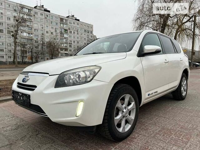 Білий Тойота RAV4 EV, об'ємом двигуна 0 л та пробігом 147 тис. км за 13900 $, фото 1 на Automoto.ua