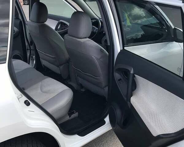 Белый Тойота RAV4 EV, объемом двигателя 0 л и пробегом 146 тыс. км за 10800 $, фото 23 на Automoto.ua