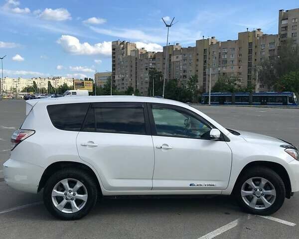 Белый Тойота RAV4 EV, объемом двигателя 0 л и пробегом 146 тыс. км за 10800 $, фото 2 на Automoto.ua