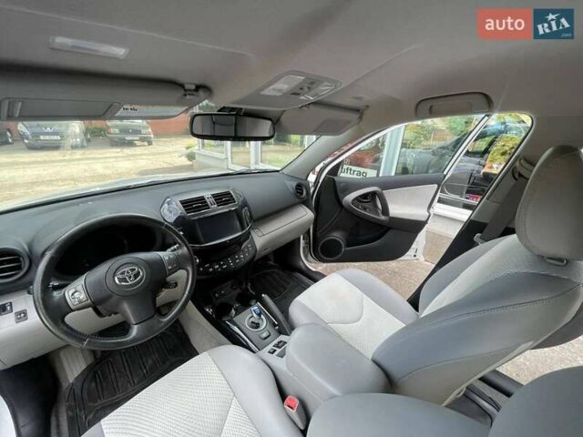 Белый Тойота RAV4 EV, объемом двигателя 0 л и пробегом 99 тыс. км за 11900 $, фото 10 на Automoto.ua