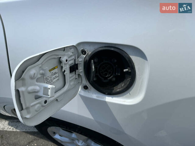 Белый Тойота RAV4 EV, объемом двигателя 0 л и пробегом 226 тыс. км за 8500 $, фото 17 на Automoto.ua