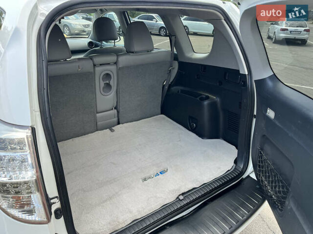 Белый Тойота RAV4 EV, объемом двигателя 0 л и пробегом 226 тыс. км за 8500 $, фото 8 на Automoto.ua
