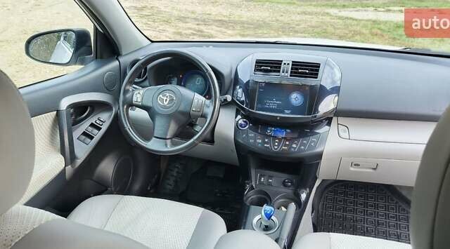 Білий Тойота RAV4 EV, об'ємом двигуна 0 л та пробігом 117 тис. км за 9300 $, фото 9 на Automoto.ua