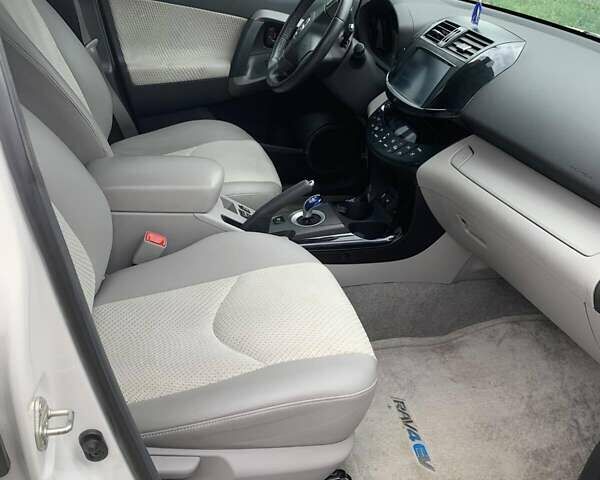 Білий Тойота RAV4 EV, об'ємом двигуна 0 л та пробігом 93 тис. км за 13700 $, фото 6 на Automoto.ua