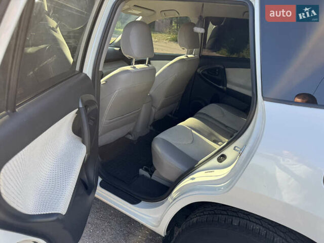 Белый Тойота RAV4 EV, объемом двигателя 0 л и пробегом 159 тыс. км за 10900 $, фото 15 на Automoto.ua