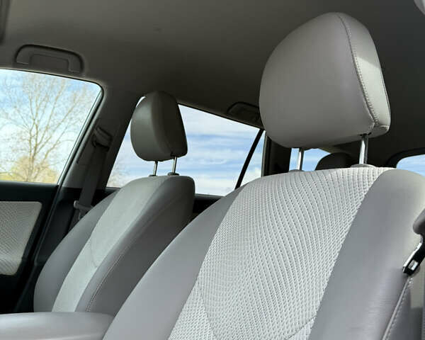 Белый Тойота RAV4 EV, объемом двигателя 0 л и пробегом 157 тыс. км за 11300 $, фото 23 на Automoto.ua