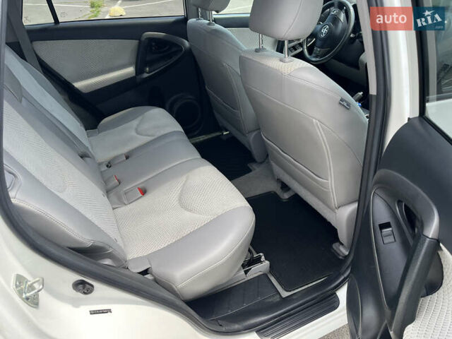 Белый Тойота RAV4 EV, объемом двигателя 0 л и пробегом 226 тыс. км за 8500 $, фото 11 на Automoto.ua