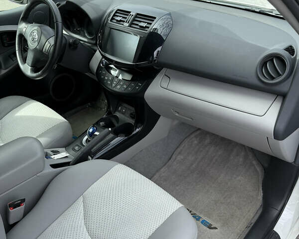 Белый Тойота RAV4 EV, объемом двигателя 0 л и пробегом 157 тыс. км за 11300 $, фото 29 на Automoto.ua