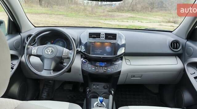Білий Тойота RAV4 EV, об'ємом двигуна 0 л та пробігом 117 тис. км за 9300 $, фото 13 на Automoto.ua