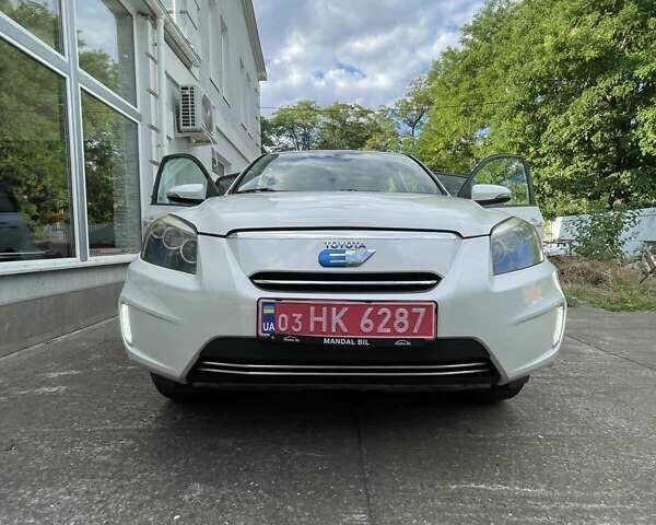 Белый Тойота RAV4 EV, объемом двигателя 0 л и пробегом 99 тыс. км за 11900 $, фото 3 на Automoto.ua