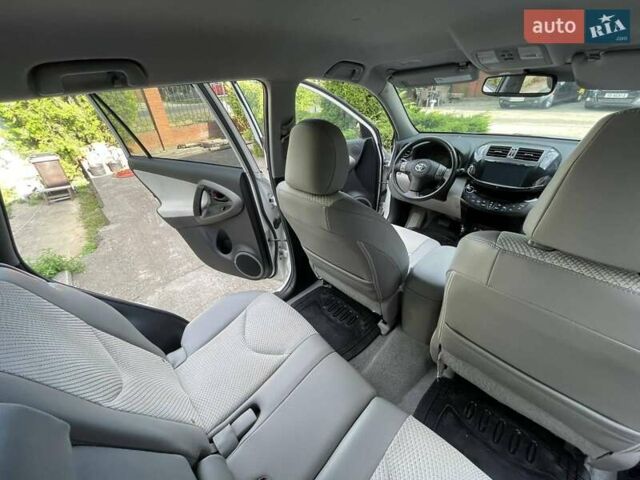 Белый Тойота RAV4 EV, объемом двигателя 0 л и пробегом 99 тыс. км за 11900 $, фото 14 на Automoto.ua