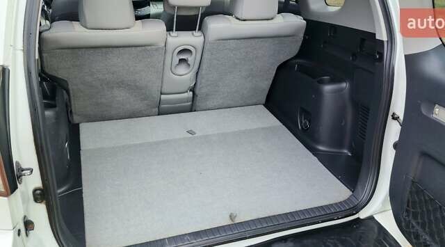 Білий Тойота RAV4 EV, об'ємом двигуна 0 л та пробігом 117 тис. км за 9300 $, фото 10 на Automoto.ua