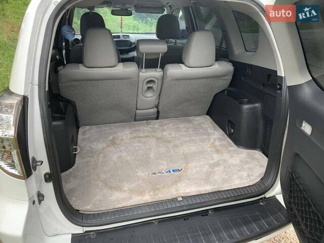 Білий Тойота RAV4 EV, об'ємом двигуна 0 л та пробігом 93 тис. км за 13700 $, фото 8 на Automoto.ua