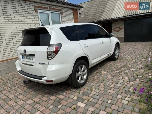 Белый Тойота RAV4 EV, объемом двигателя 0 л и пробегом 109 тыс. км за 10700 $, фото 2 на Automoto.ua