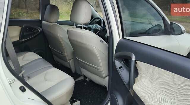 Білий Тойота RAV4 EV, об'ємом двигуна 0 л та пробігом 117 тис. км за 9300 $, фото 11 на Automoto.ua