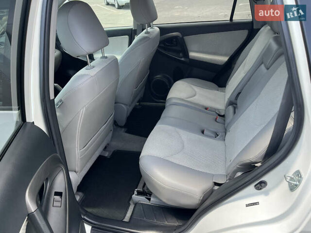 Белый Тойота RAV4 EV, объемом двигателя 0 л и пробегом 226 тыс. км за 8500 $, фото 9 на Automoto.ua