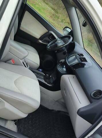 Білий Тойота RAV4 EV, об'ємом двигуна 0 л та пробігом 117 тис. км за 9300 $, фото 12 на Automoto.ua