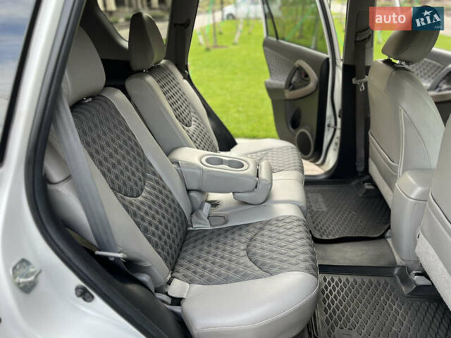 Білий Тойота RAV4 EV, об'ємом двигуна 0 л та пробігом 165 тис. км за 9200 $, фото 15 на Automoto.ua