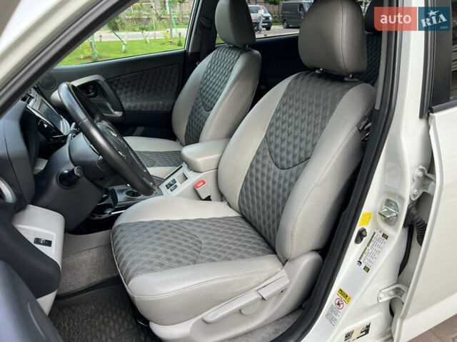 Білий Тойота RAV4 EV, об'ємом двигуна 0 л та пробігом 165 тис. км за 9200 $, фото 11 на Automoto.ua