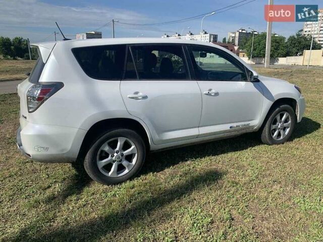 Білий Тойота RAV4 EV, об'ємом двигуна 0 л та пробігом 195 тис. км за 9999 $, фото 8 на Automoto.ua