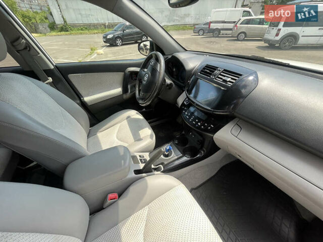 Белый Тойота RAV4 EV, объемом двигателя 0 л и пробегом 226 тыс. км за 8500 $, фото 14 на Automoto.ua