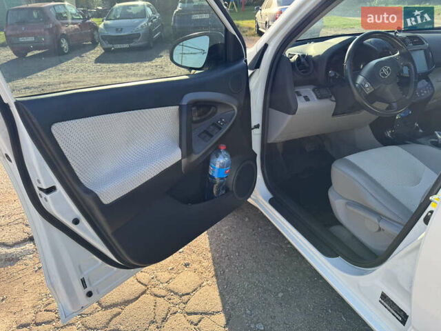 Белый Тойота RAV4 EV, объемом двигателя 0 л и пробегом 159 тыс. км за 10900 $, фото 16 на Automoto.ua