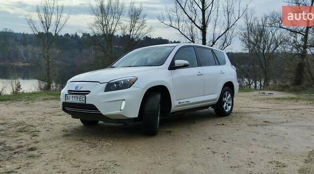 Білий Тойота RAV4 EV, об'ємом двигуна 0 л та пробігом 117 тис. км за 9300 $, фото 6 на Automoto.ua
