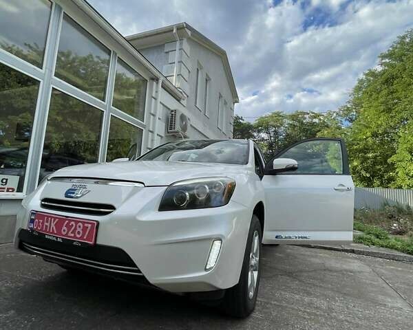 Белый Тойота RAV4 EV, объемом двигателя 0 л и пробегом 99 тыс. км за 11900 $, фото 2 на Automoto.ua