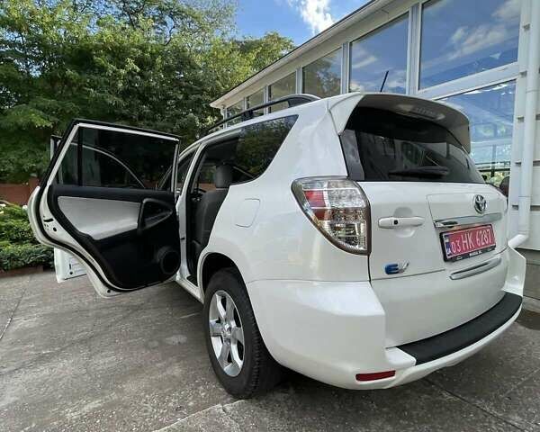 Белый Тойота RAV4 EV, объемом двигателя 0 л и пробегом 99 тыс. км за 11900 $, фото 1 на Automoto.ua
