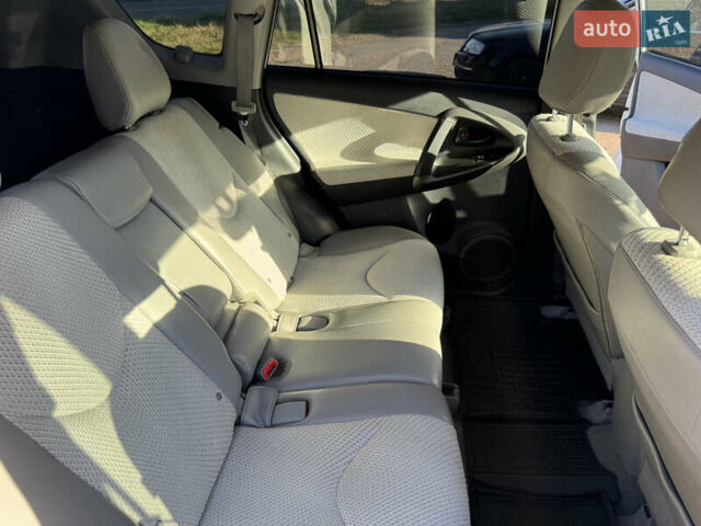 Белый Тойота RAV4 EV, объемом двигателя 0 л и пробегом 159 тыс. км за 10900 $, фото 23 на Automoto.ua
