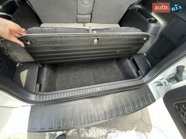 Белый Тойота RAV4 EV, объемом двигателя 0 л и пробегом 226 тыс. км за 8500 $, фото 18 на Automoto.ua
