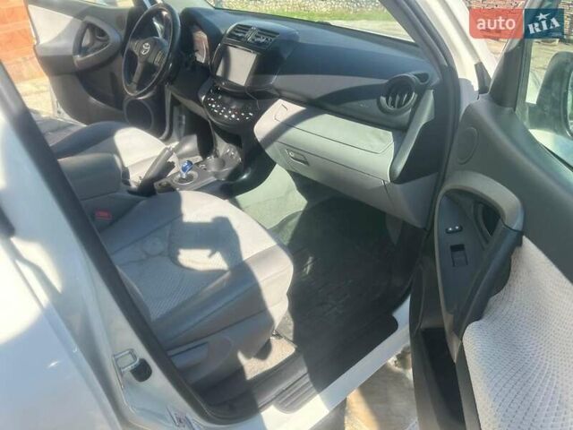 Белый Тойота RAV4 EV, объемом двигателя 0 л и пробегом 208 тыс. км за 9500 $, фото 8 на Automoto.ua