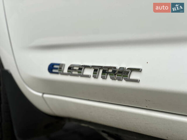 Білий Тойота RAV4 EV, об'ємом двигуна 0 л та пробігом 165 тис. км за 9200 $, фото 24 на Automoto.ua