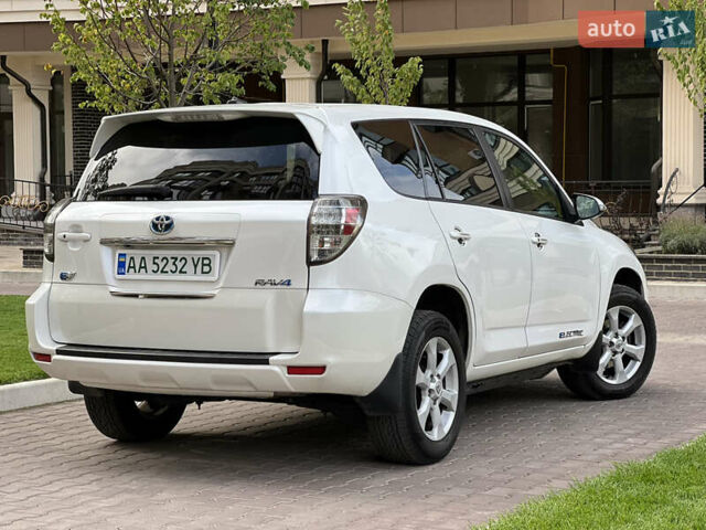 Білий Тойота RAV4 EV, об'ємом двигуна 0 л та пробігом 165 тис. км за 9200 $, фото 3 на Automoto.ua