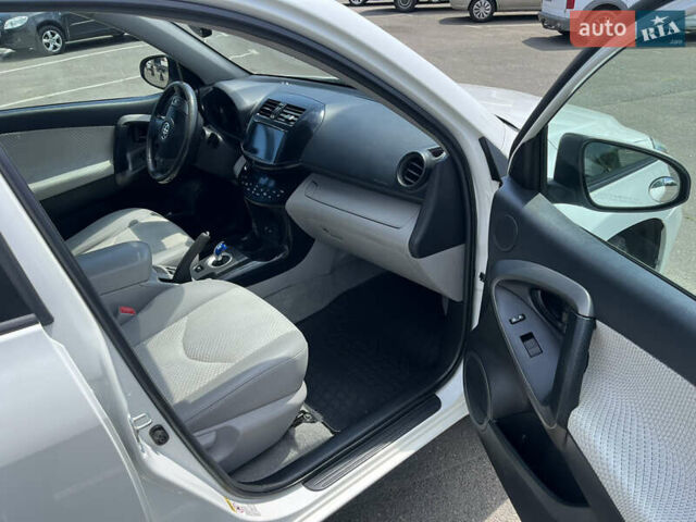 Белый Тойота RAV4 EV, объемом двигателя 0 л и пробегом 226 тыс. км за 8500 $, фото 12 на Automoto.ua