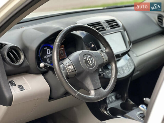 Білий Тойота RAV4 EV, об'ємом двигуна 0 л та пробігом 165 тис. км за 9200 $, фото 8 на Automoto.ua