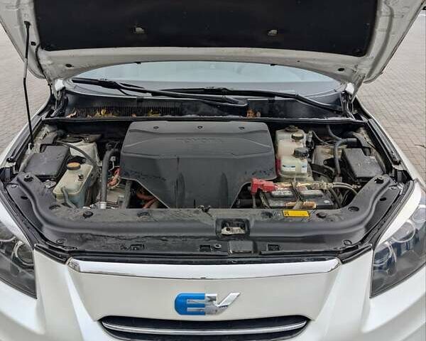 Тойота RAV4 EV 2014 в Одессе на Automoto.ua Белый Тойота RAV4 EV, объемом двигателя 0 л и пробегом 130 тыс. км за 13150 $, фото 13 на Automoto.ua
