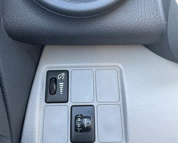 Білий Тойота RAV4 EV, об'ємом двигуна 0 л та пробігом 102 тис. км за 10200 $, фото 10 на Automoto.ua