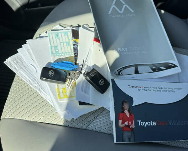 Білий Тойота RAV4 EV, об'ємом двигуна 0 л та пробігом 102 тис. км за 10200 $, фото 13 на Automoto.ua